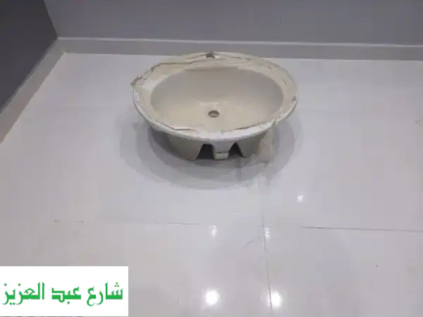 حوض حمام فاخر Ideal Standard أبيض - 60*55 سم - جديد كلياً!