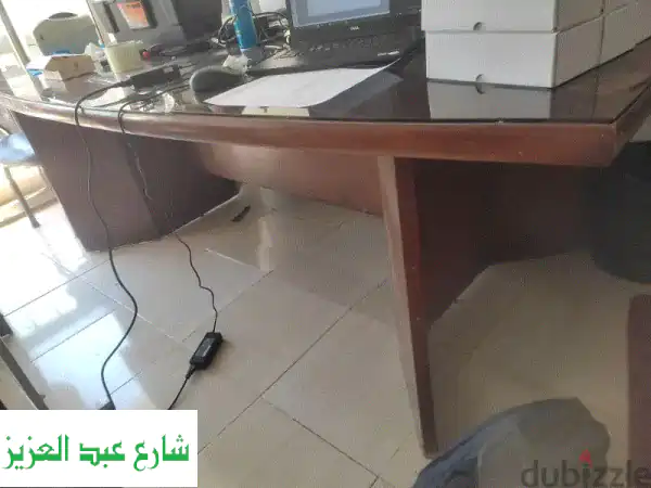 طاولة اجتماعات خشبية فاخرة - مثالية لعقد اجتماعاتك المهمة