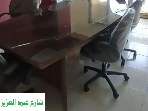 طاولة اجتماعات خشبية فاخرة - مثالية لعقد...