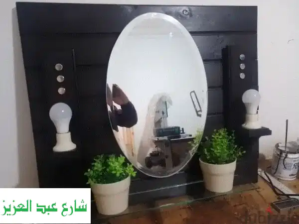مرآة حمام أنيقة 65x85 سم بإضاءة LED - تنظيم مثالي لحمامك!