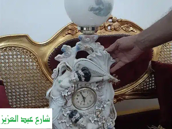 أضف لمسة فنية أنيقة لمنزلك: أباجورة صينية فاخرة مع ساعة مدمجة