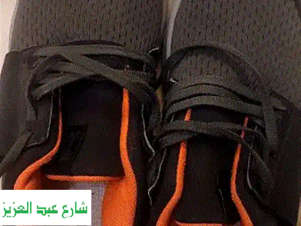 كوتشي أطفال Under Armour - مقاس 33.5 - بحالة ممتازة!  وفر الآن!