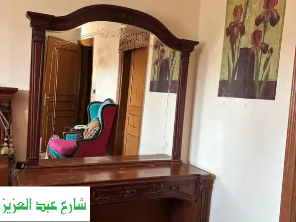 تسريحة خشب كلاسيكية فخمة - قطعة فريدة لمنزل أحلامك!