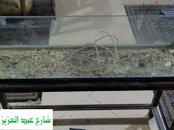 حوض سمك فاخر مع طاولة مدمجة - فرصة مميزة!