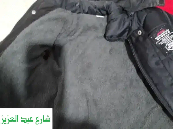 جاكيت فرو أسود فاخر مع كابتشون: دفء أنيق في فصل الشتاء القارس!