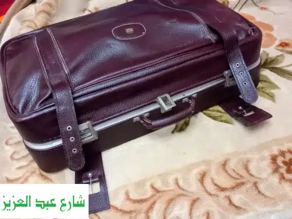 شنطة سفر قديمة أنيقة - رحلاتك تحمل ذكريات!