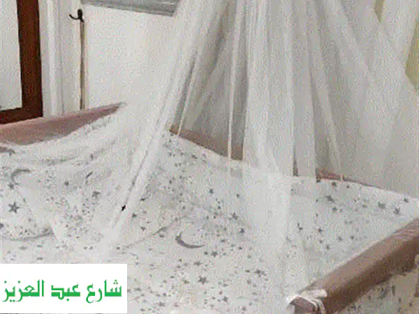سرير أطفال جامبو بني فاخر - كـأنه جديد! (مع...