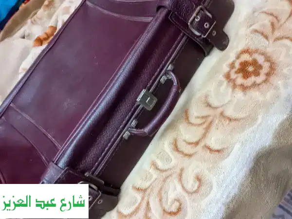 شنطة سفر قديمة أنيقة - رحلاتك تحمل ذكريات!