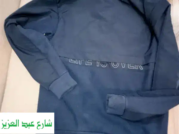 دفءٌ فاخر يُحيط بك... جاكيت كحليّ مبطّن بقطيفة فاخرة