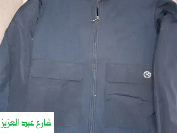 دفءٌ فاخر يُحيط بك... جاكيت كحليّ مبطّن بقطيفة فاخرة