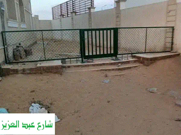سور شبك أخضر أنيق وجاهز للتركيب - احمي منزلك بأناقة!
