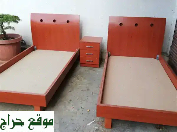 سرير نوم خشبي فاخر - تصميم ملكي أنيق لغرف نومك