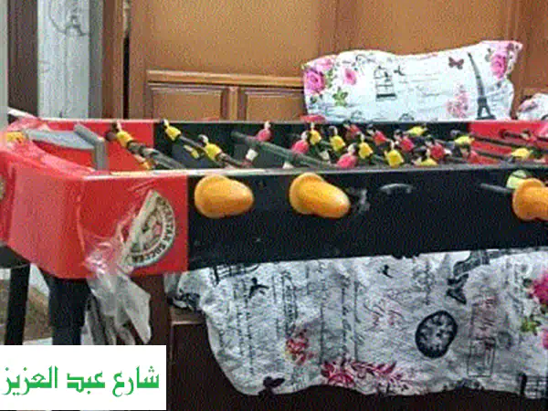 طاولة كرة قدم بلاستيكية ممتعة للأطفال - طول متر، 4 أذرع! (حالة ممتازة)