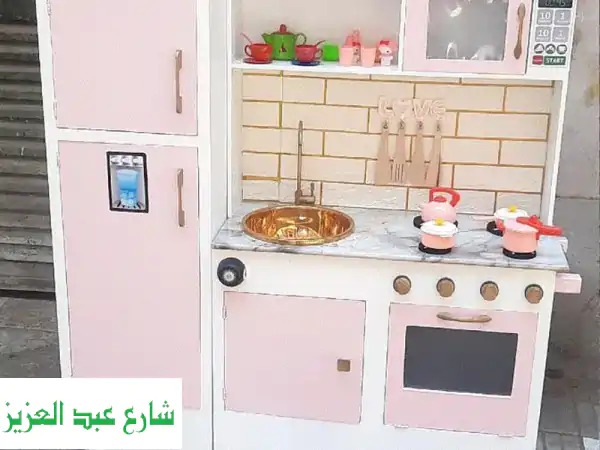 مطبخ خشب فاخر مع ثلاجة مدمجة: تصميم أنيق وعملية...
