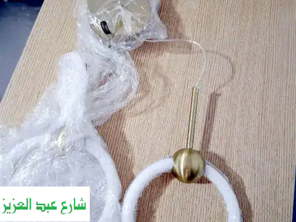 أضف لمسة فخامة لمنزلك مع 4 معالق LED قبانى ذهبية...