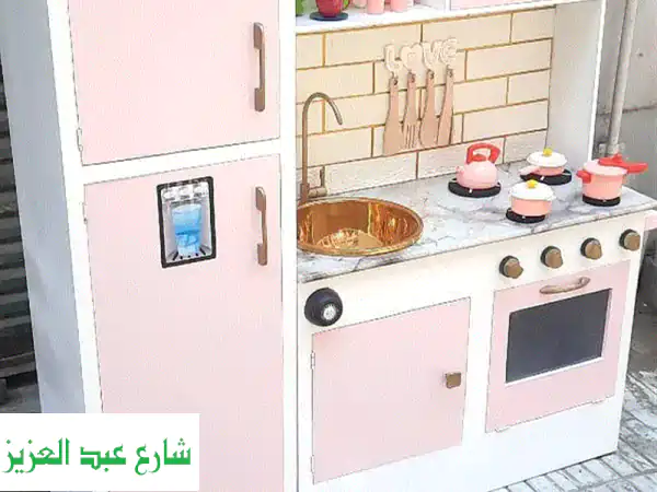 مطبخ خشب فاخر مع ثلاجة مدمجة: تصميم أنيق وعملية لا تُقاوَم!