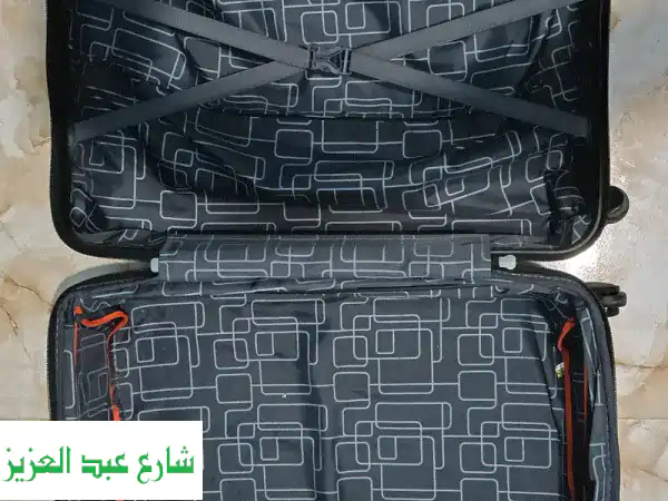 شنطة سفر أنيقة وسط رمادية - بحالة ممتازة! سفرك ينتظرك!