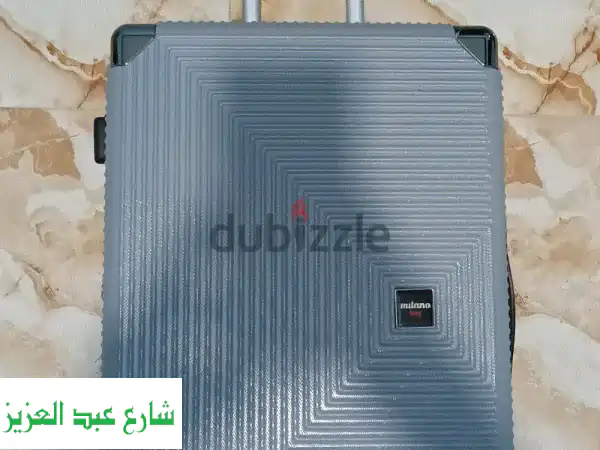 شنطة سفر أنيقة وسط رمادية - بحالة ممتازة! سفرك ينتظرك!