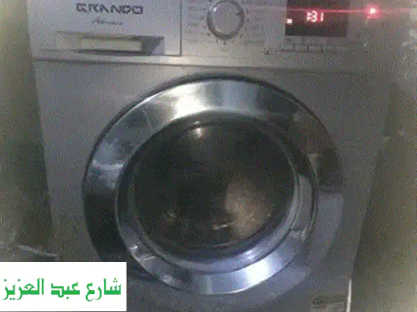 غسالة ملابس يونيفرسال نظيفة جداً - كالجديدة!  (فرصة مميزة)