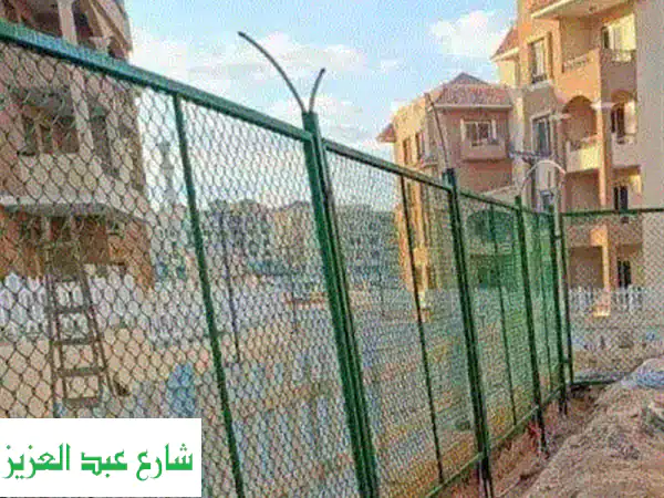 سُور أخضر أنيق: سلك شبك، أعمدة، وعلب ماكسي بلاستيك -...