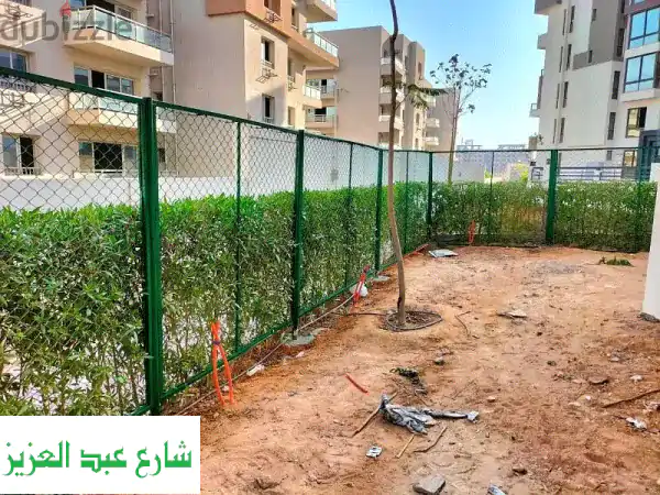 سُور أخضر أنيق: سلك شبك، أعمدة، وعلب ماكسي بلاستيك -  لحديقة أحلامك!